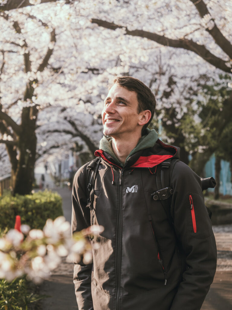 Lancelot admirant les cerisiers en fleurs à Tokyo lors de notre voyage au Japon